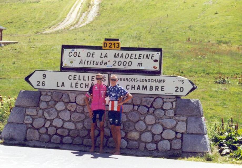 Gunnar und Alex am Passchild des Col de la Madeleine.Tour en France 2003Gunnar Albrecht