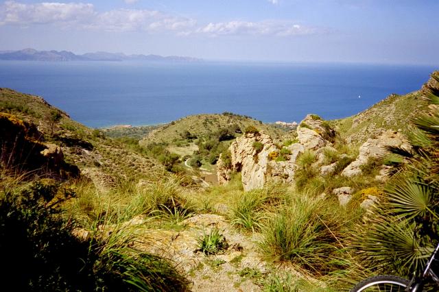 Blick vom Hochpunkt vor der __[Ermita de Betlem|240] auf die Bucht von Alcudia mit dem Cap de Formentor