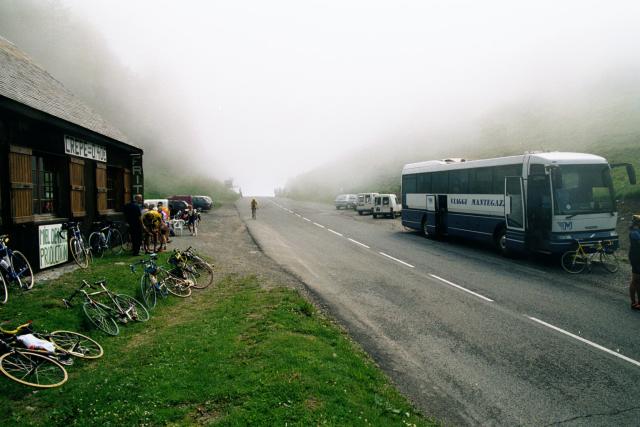  Der Nebel kommt am Col de Peyresourde.Tag 3 Sommertour Pyren&auml;en 2002