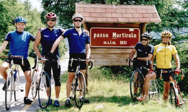 Gruppenfoto (Damjan, Topsi, Tobi, Andy, Jan) am Passo del Mortirolo.Tag 3 Sommertour 2001