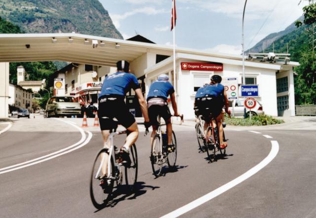 In Campocologne betritt man die Schweiz in Richtung Berninapass.Tag 3 Sommertour 2001
