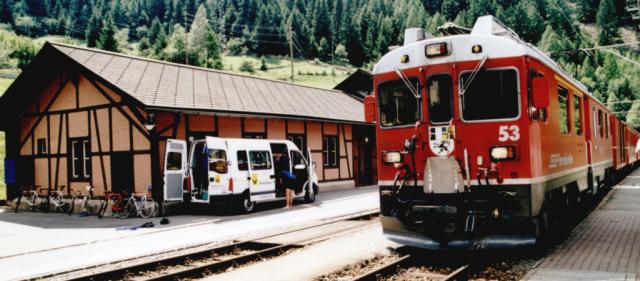 Direkt am See: eine Haltestation der Berninabahn.Tag 3 Sommertour 2001