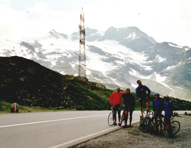 Gruppenfoto mit Napoleon am Berninapass. Im Hintergrund braut sich ein Unwetter zusammen.Tag 3 Sommertour 2001