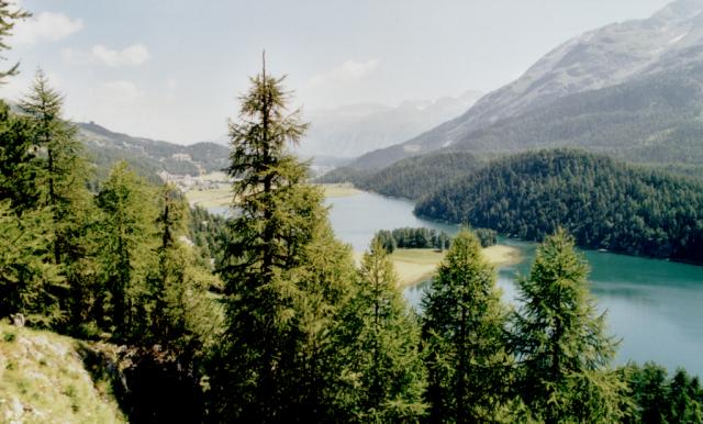 Vom Julierpass geht der Blick zurück auf den Silvaplaner See und St. Moritz.Tag 4 Sommertour 2001