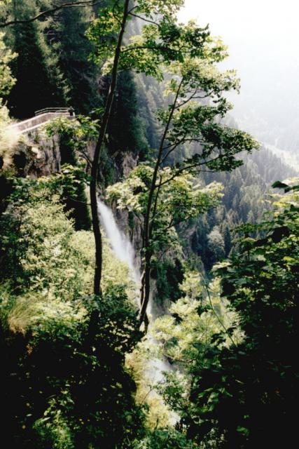 In der Anfahrt zum Spl&uuml;genpass passieren wir beiPianazzo diesen Wasserfall.Tag 5 Sommertour 2001