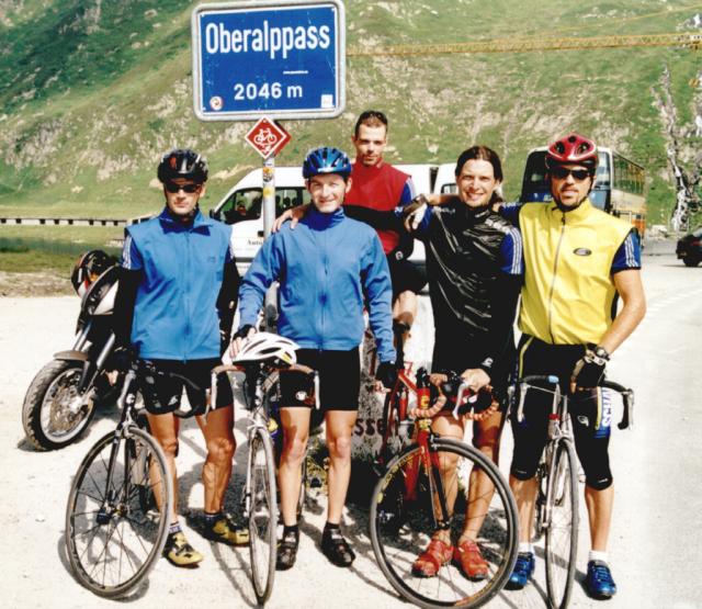 Gruppenfoto (Andy, Damjan, Tobi, Jan, Topsi) OberalppassTag 6 Sommertour 2001
