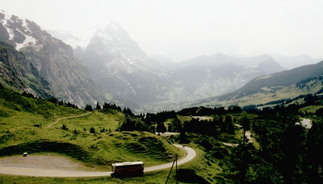Von der Grossen Scheidegg hat man einen Blick auf die Eigernordwand und die vorgelagerte kleine Scheidegg.Tag 7 Sommertour 2001