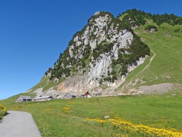 17 die Alp Raa(1450m) unterhalb des Raabergs(1723m).