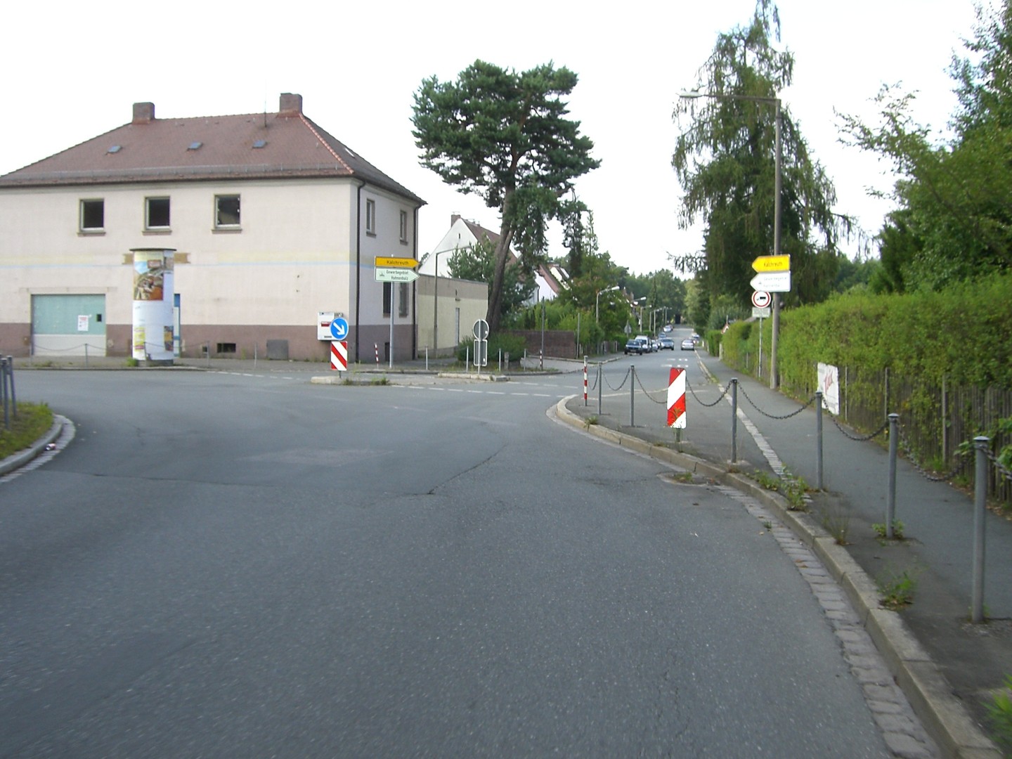 Südanfahrt von Nürnberg-Ziegelstein: ...und rechts ab Richtung Kalchreuth an der abknickenden Vorfahrtsstraße.
