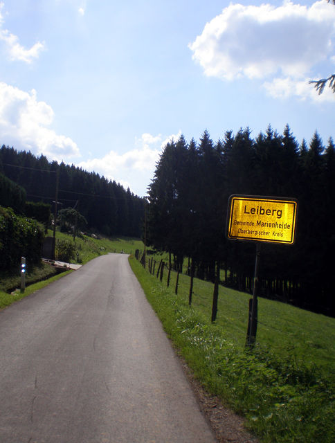 Ortseingang Leiberg, Beginn des Anstieges.