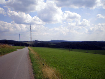 Blick vom Steinberg zur Gummershardt mit Sendemast (437m) und Wiedig (rechts).