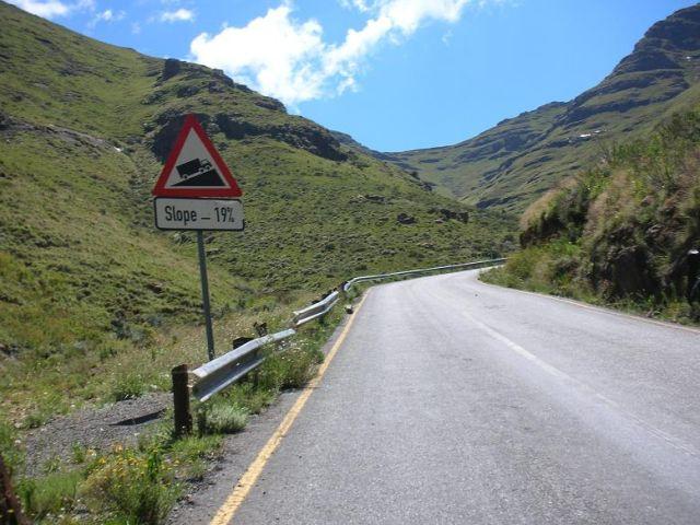 Die sehr steilen Rampen von bis zu 20 % des Moteng Passes.