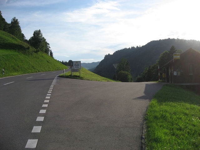 Bei der Anfahrt von Wolhusen muss man sich für den Aufstieg via Fontannen (links) oder Romoos (rechts) entscheiden.