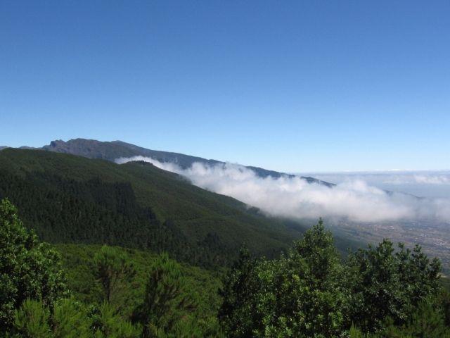 Überblick vom Rifugio Pilar auf die Gesamtstrecke.Rechts unten am Bildrand Santa Cruz.Der Kraterrand mit Pico de la Cruz und Pico de la Nieve links oben.
