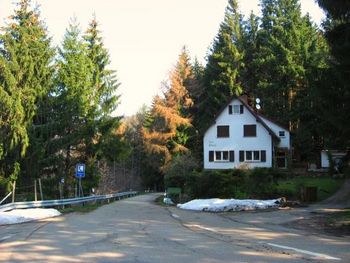 Ortseingang Schönbüch an der Passhöhe.