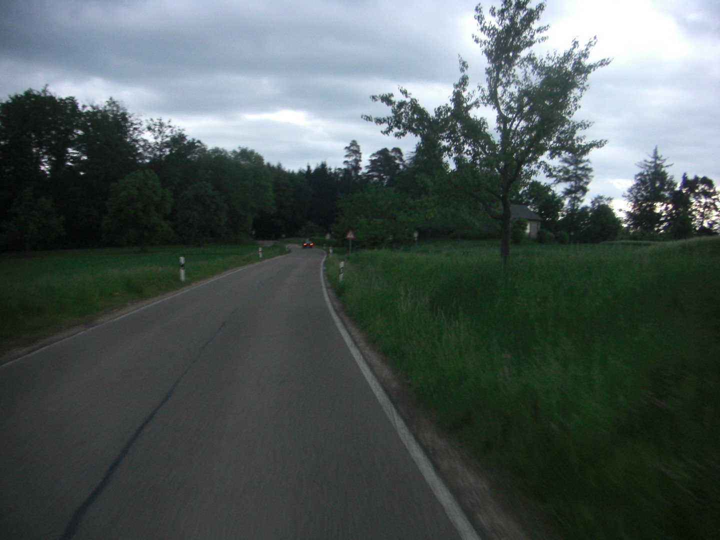 Hinter Büchenbronn führt die Straße in den Wald hinein.