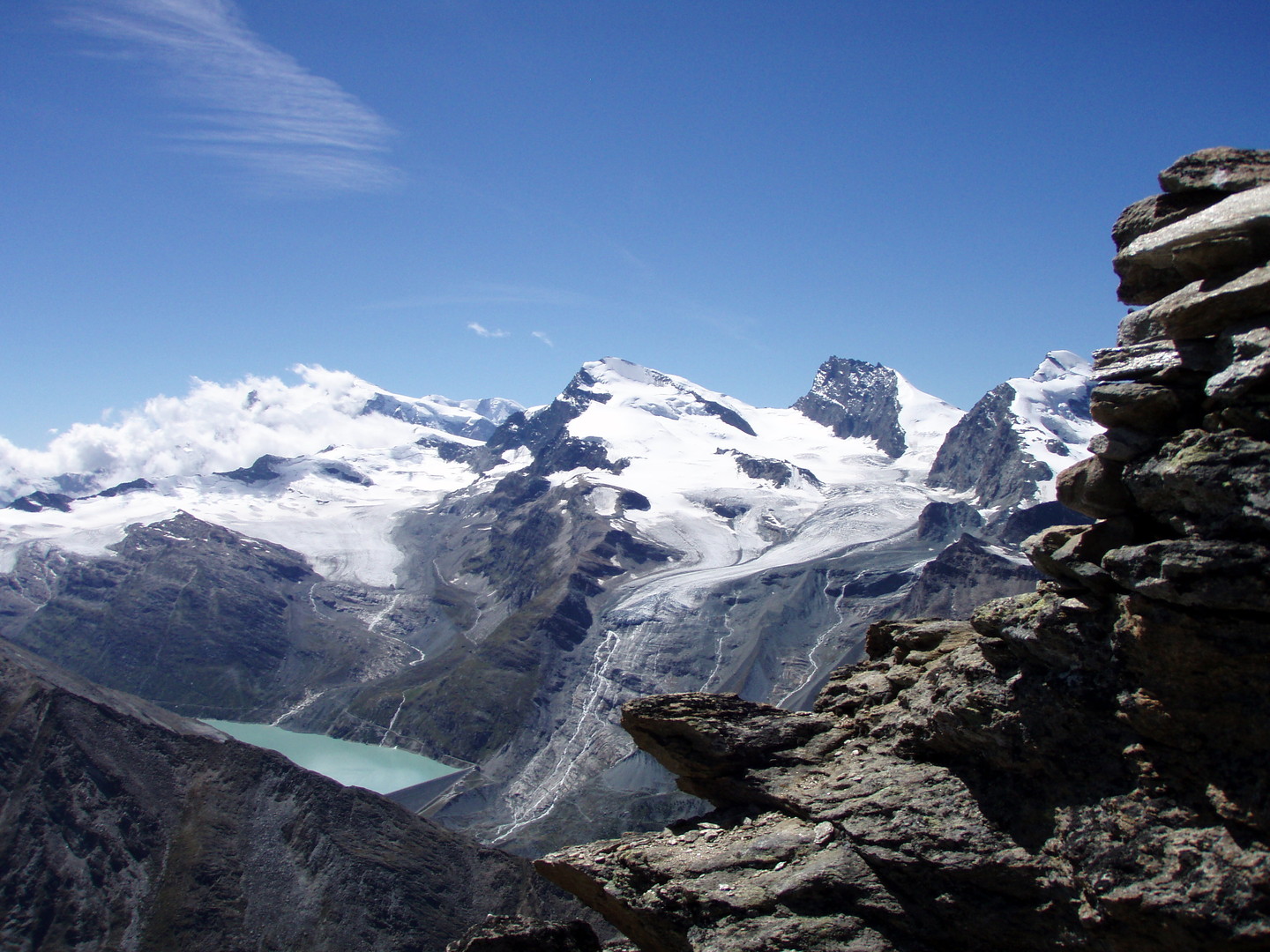 Blick vom Allmageller Horn auf den Stausee und den umliegenden Gletschern