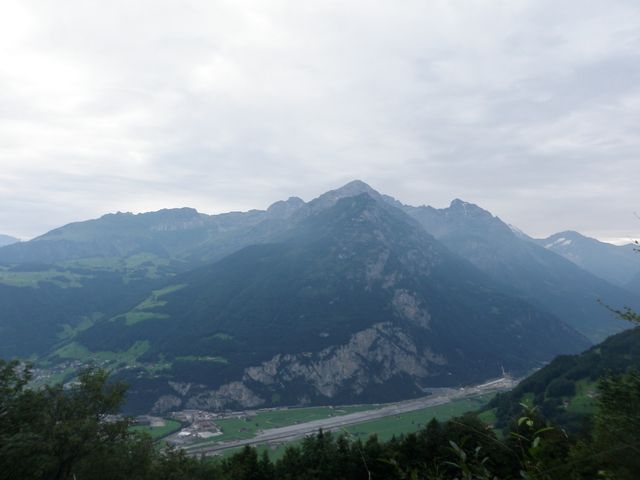 Am Felsen oberhalb der Autobahn liegt das Klettergebiet mit Namen Acherli