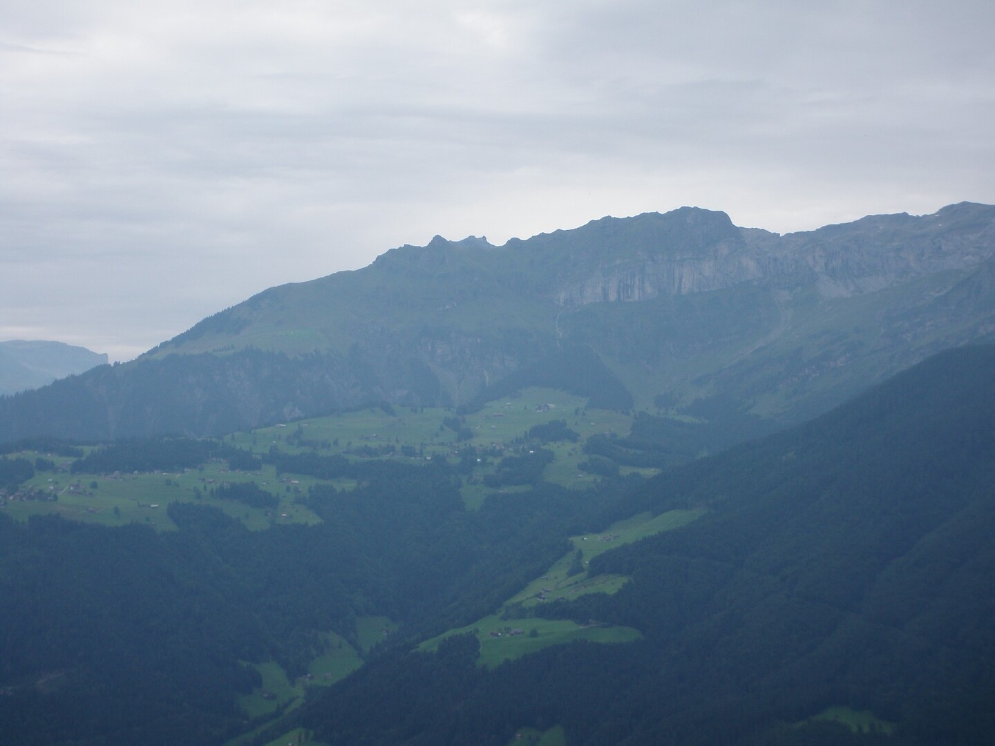Am gegenüberliegenden Hang liegt Schattdorfer Bergen