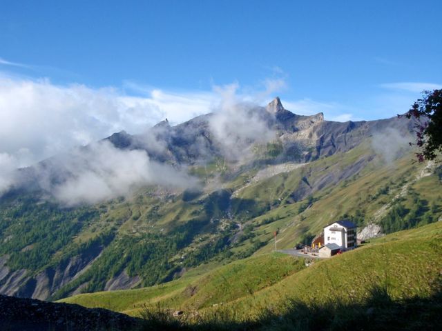Auberge du Sanetsch mit La Fave(2612m).