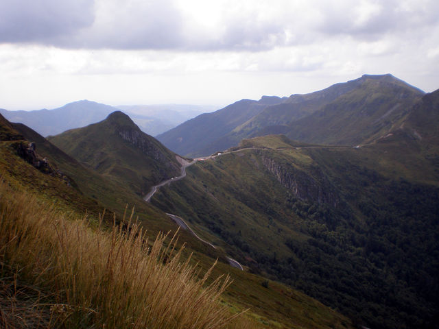 Blick auf die Passhöhe vom Puy Mary aus.