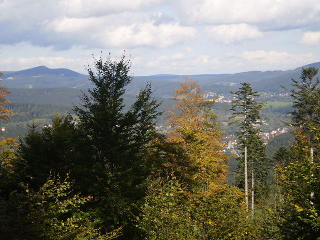Regenhütte - Brennes: Blick auf Bayerisch Eisenstein, dahinter schon Železná Ruda. Der Berg links mit der schwach zu erkennenden Sendeanlage ist der Pancí&#345;.