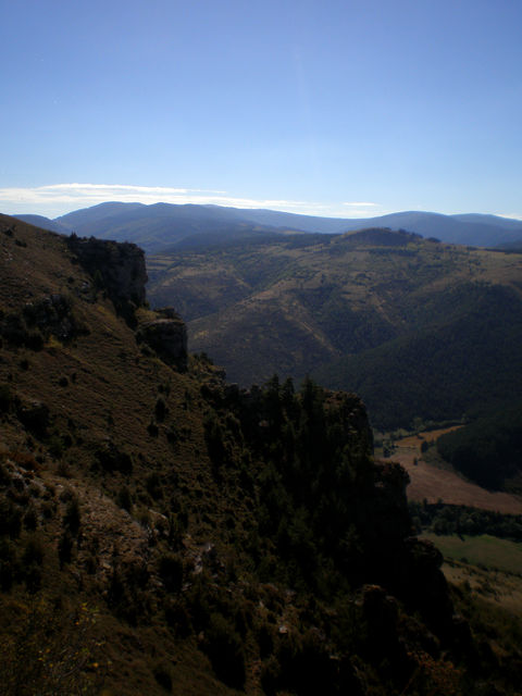 Blick über die Jonte-Schlucht auf den Mont Aigoual und die Cevennen.