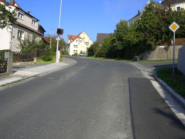 Südwestanfahrt von Erlangen: Am Ende der Geraden etwas links und dann rechts weiter durch den Ort.  