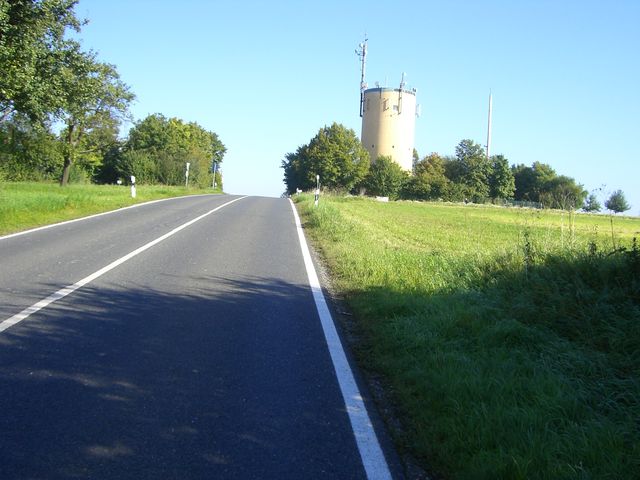 Südwestanfahrt von Erlangen: Das Ziel mit seinem Wasserturm in Sichtweite.