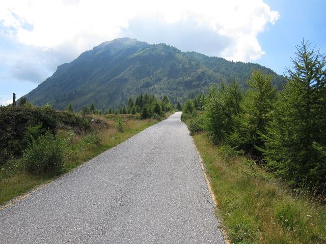 Passo del Guspessa; die Kammstraße nach Süden führt direkt auf den Monte Padrio zu.