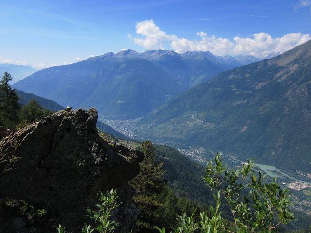 Blick ins Valtellina mit Tirano in der Bildmitte.