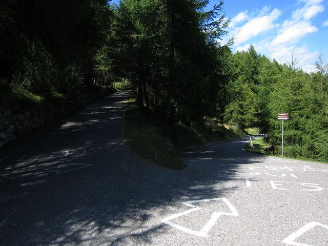 Passo del Guspessa, Abzweig im Südanstieg, zum Pass links halten .
