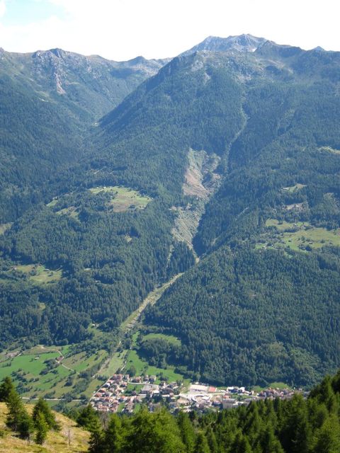 Monte Padrio Blick nach Süd hinunter ins fast 1000m tiefer liegende Val di Corteno.