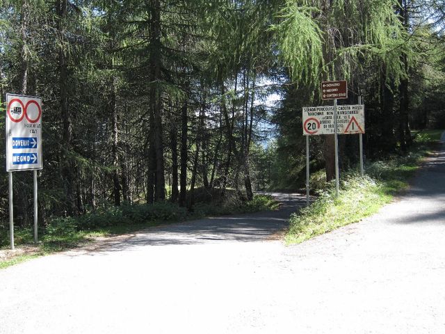 Monte Padrio Passschild. Rechts geht es nach Trivigno und weiter ins Valtellina, links nach Doverio ins Val di Corteno.