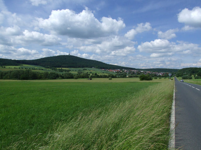 Der Dünsberg aus Süden, rechterhand liegt Fellingshausen.
