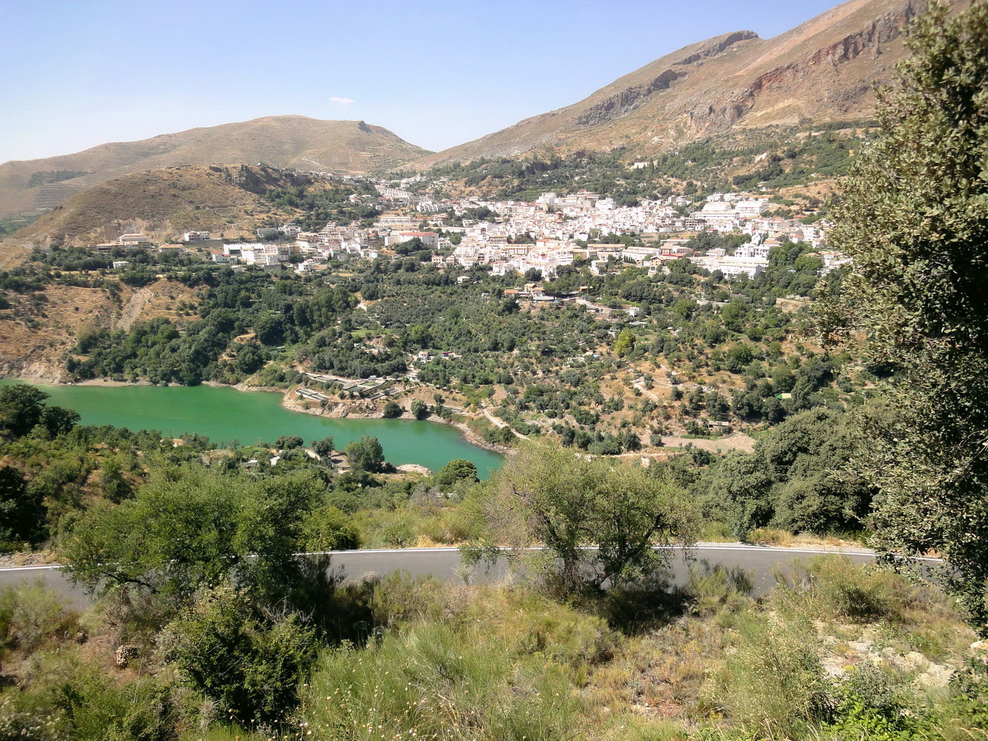 Blick auf Güejar Sierra von der Serpentinenstrecke.