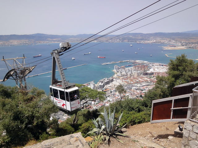 Blick Richtung Norden über Gibraltars Westküste nach Spanien in die Bucht von Algeciras.