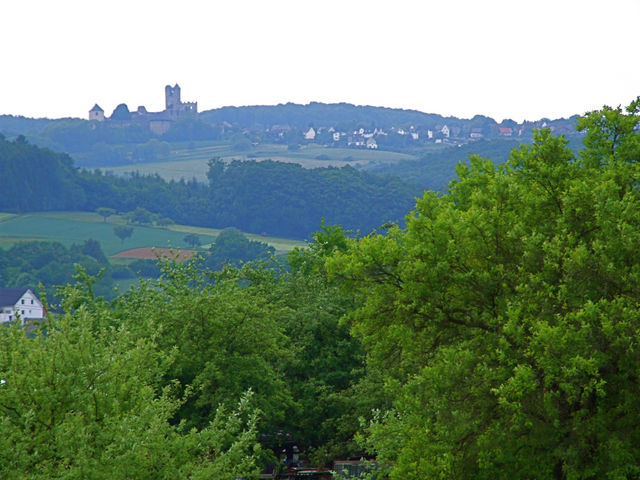 Greifenstein mit der Burg vom Dilltal aus gesehen.