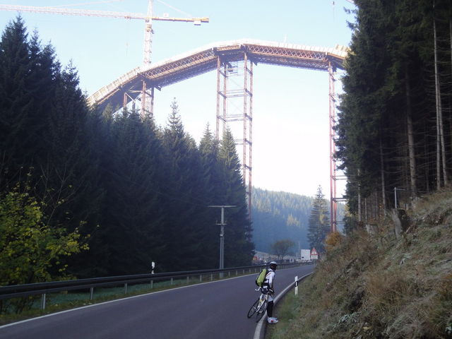 ICE-Brückenbau zwischen Massethal und Triniusstein.