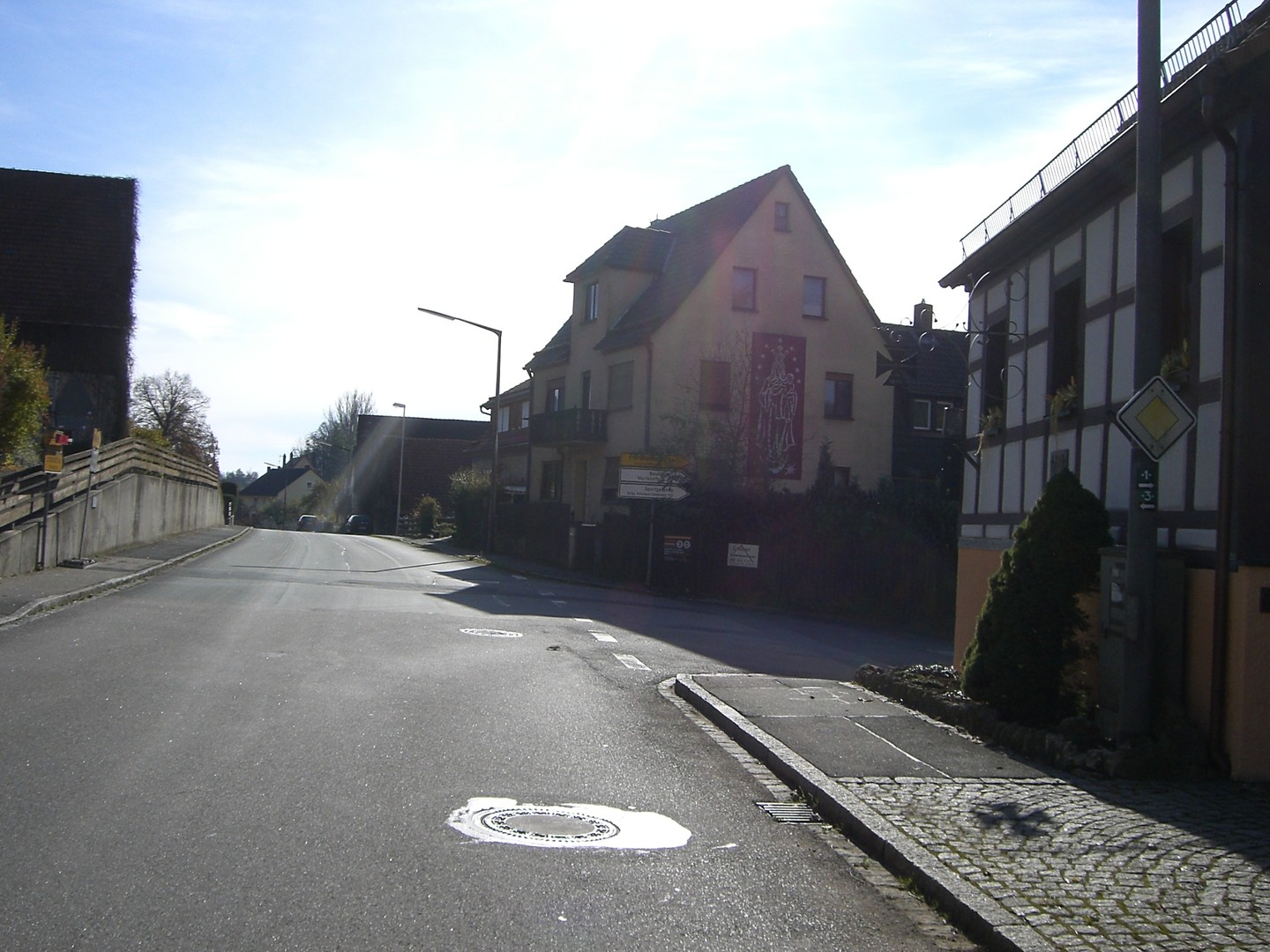Ostauffahrt von Hüttenbach: In Hüttenbach die Abzweigung nach Oberwindsberg.
