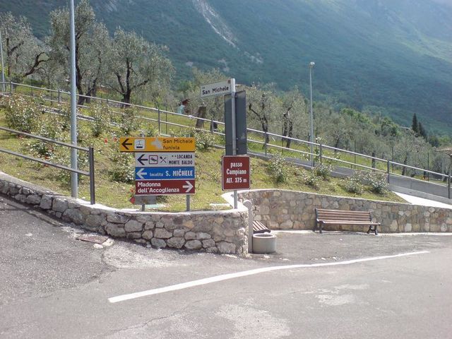 San Michele - Abzweig am Passo Campiano.