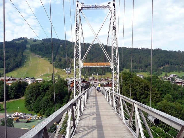 Morzine, neue Hängebrücke über das Dranse-Tal