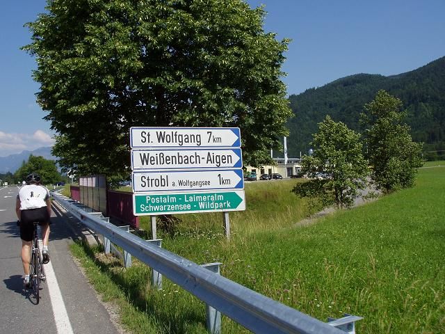 Abzweigung von der Wolfgangsee-Bundesstraße.