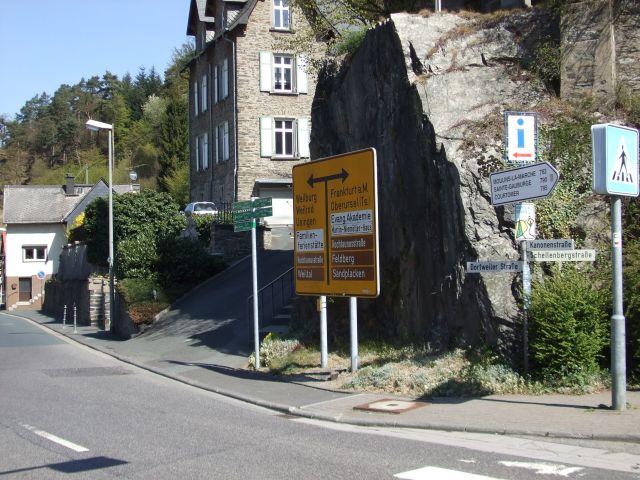 Die Kreuzung in Schmitten, Startpunkt dreier Auffahrtsvarianten (die Variante über Arnoldshain biegt kurz daneben ab).
