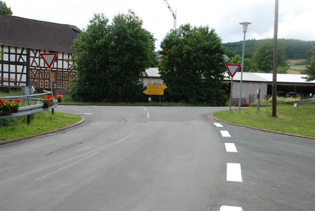 In Diedenshausen nach rechts Richtung Damshausen.