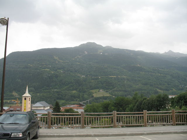 Blick vom Parkplatz auf Les Arcs 1800 mit spektakulärer Bergbahn