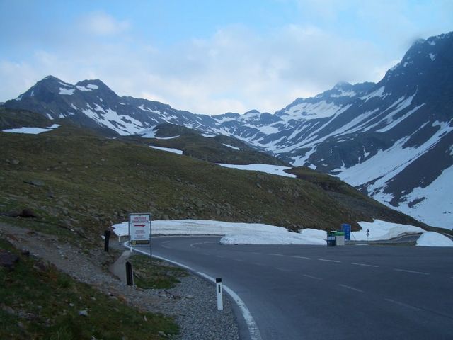 Nordrampe - der westliche Bergkamm direkt am Pass.