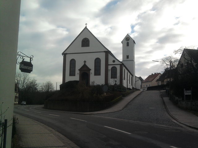 Start der eigentlichen Steigung an der Kirche Rubenheim, links das 'Museum für dörfliche Alltagskultur'