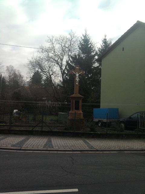 Eins der vielen Wegekreuze in der Region in einem Garten in Rubenheim