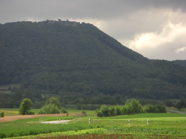 In der Bildmitte ist der Verlauf der Bissinger Steige unterhalb des Breitensteins zu erkennen.